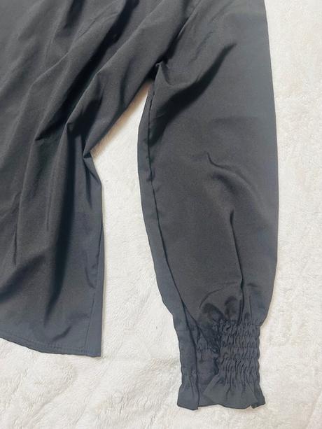 Čierna blúzka so stojačikom a s tylom na pleciach, m