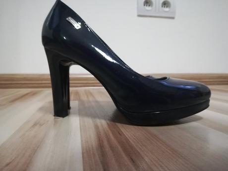 Lesklé lodičky, 35