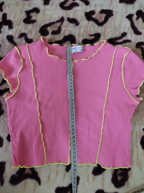 Ruzovy top bershka pekne kopiruje postavu., bershka,s