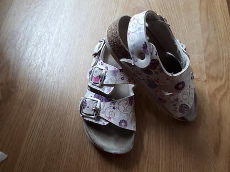 Biele kvietkovane sandalky s prackami, 29