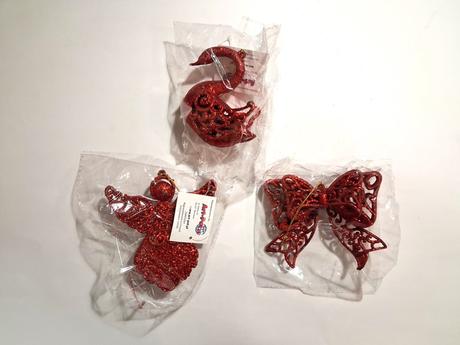 Červené vianočné ozdoby,