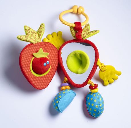 Tiny love závesná hračka jahoda s červíkom,