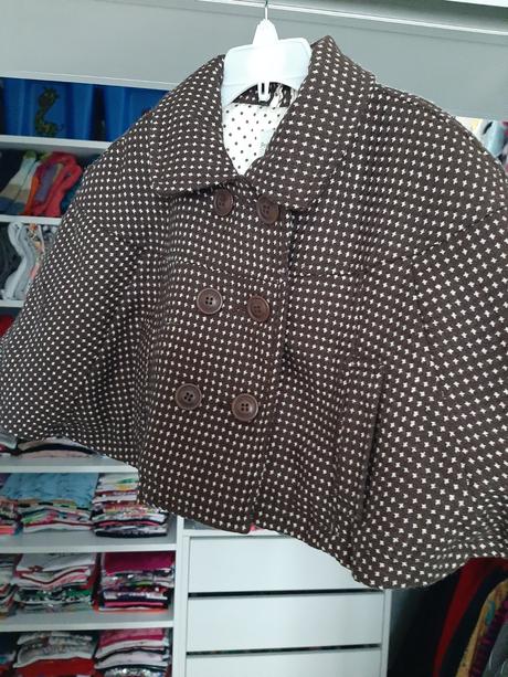 Úžasná kabátiková pelerínka, má otvory na ruky 2-6, prémaman,110