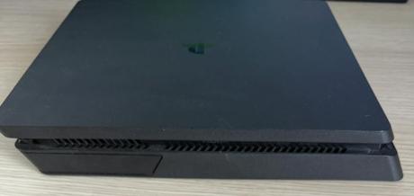 Playstation 4 slim,