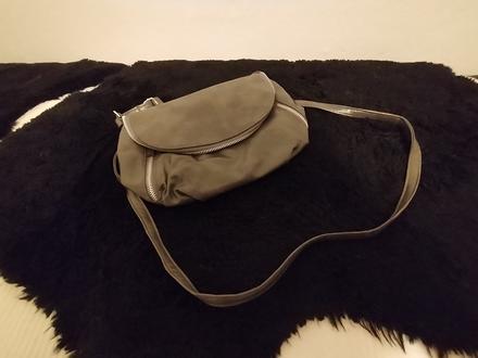 Kabelka menšej veľkosti, 