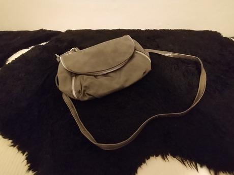 Kabelka menšej veľkosti, 