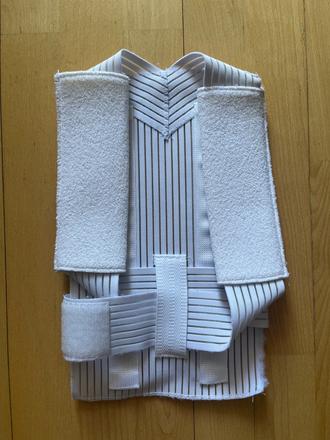 Napomínacia bandáž na vzpriamene držanie chrbta,