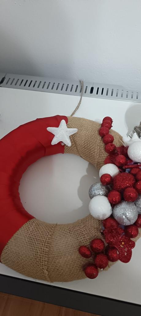 Vianočný veniec s trblietavými doplnkami,