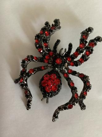 Brošňa pavúk červená, 