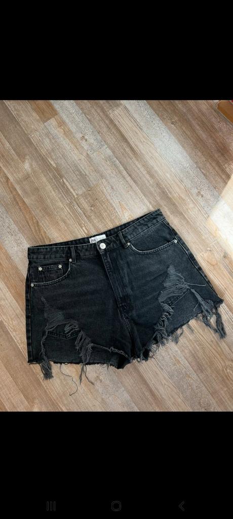 Super štýlové kraťasy, zara,42