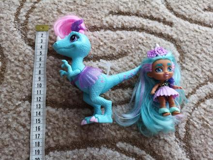 Dinosaurus s bábikou,