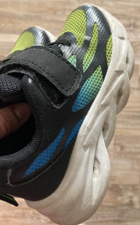 Blikajúce tenisky, 25