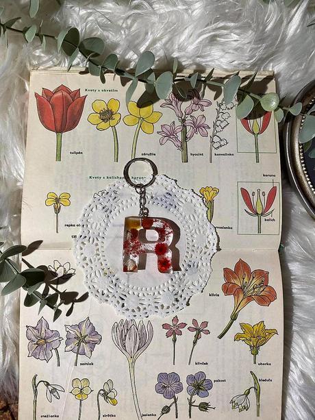 Ručne vyrobené živicové kľúčenky, 