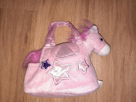 Plyšový koník v taške,