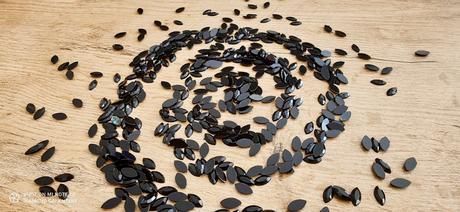 Ozdobné kamienky 5x10 mm - rozne farby, 