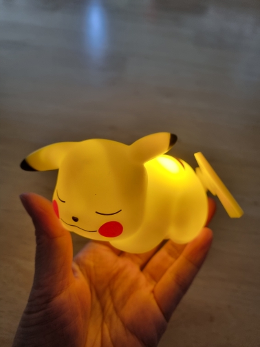 Lampička pikachu pokemon,