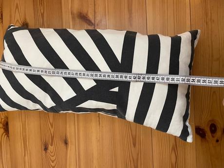 Vankúšik s grafickým motívom, 