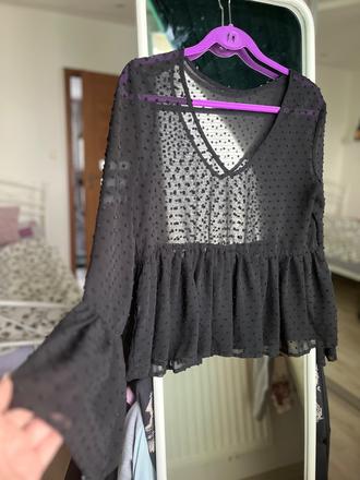 Blúzka top čierna priehľadná bordkovaná s volanom, s