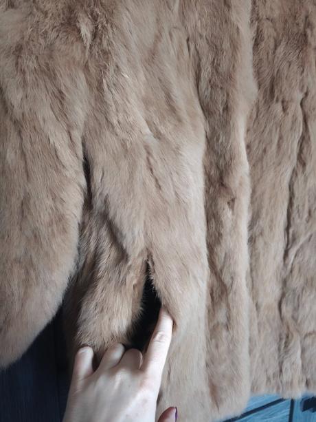 Krasny kozusok zo zajaca, s