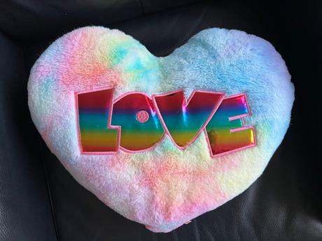 Velky vankus duhove srdce love, 