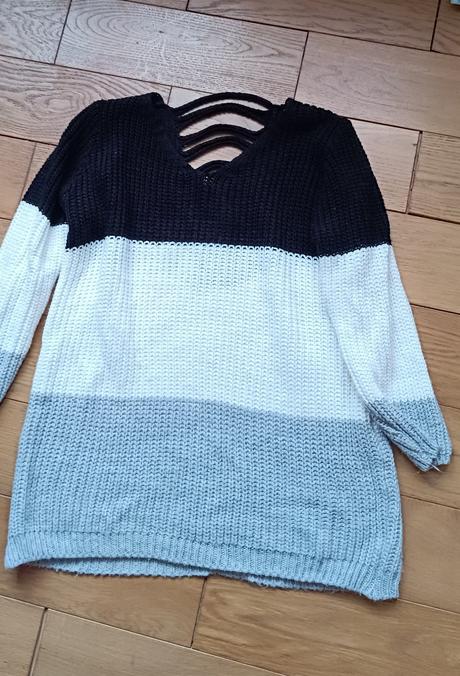 Pulóver na chrbte s prestrihmi, 