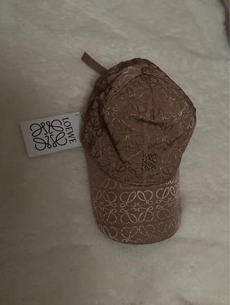 Béžová zlatá šiltovka,