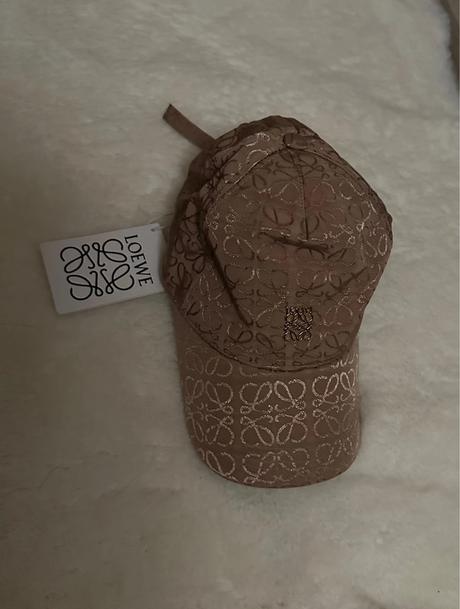 Béžová zlatá šiltovka, 