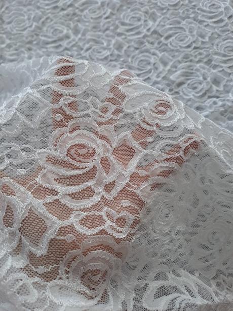Krásna čipkovaná látka na svadobné šaty, 