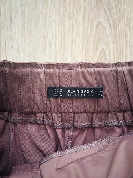 Krásne a štýlové čokoládové nohavice značky marcys, s