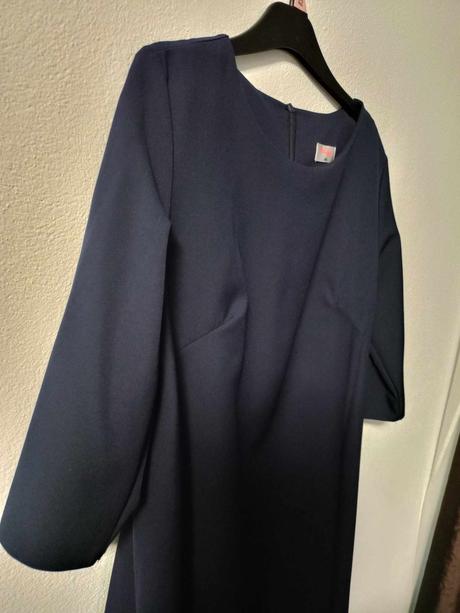 Tmavomodré spoločenské šaty, 44