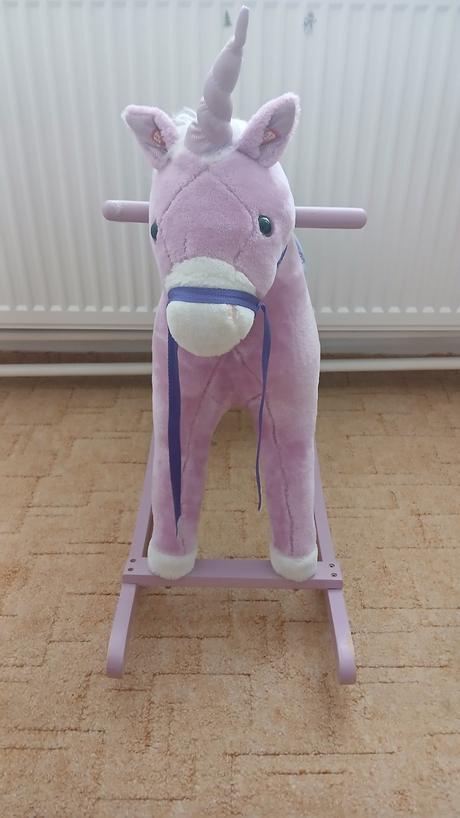 Hojdací jednorožec so zvukovými efektami, 