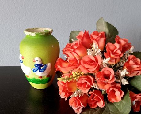 Vázička s umelou kytičkou, 