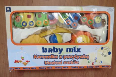 Kolotoč nad postieľku - vláčiky,