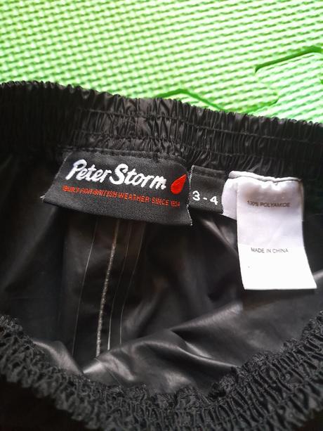 Nohavice do dažďa, 104