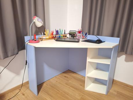 Rohový písací stôl, 