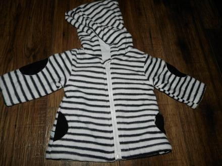 Mikinka s kapucňou, 56