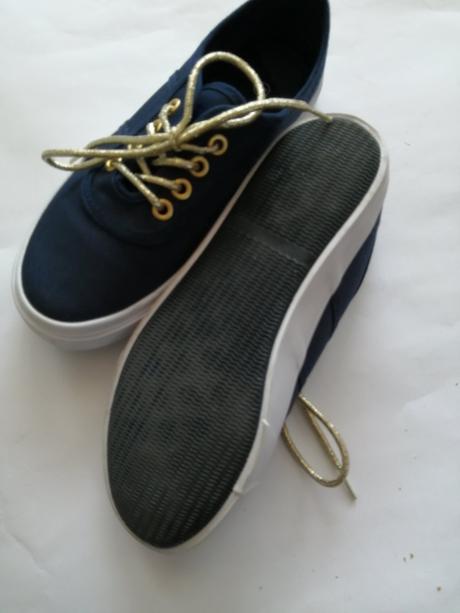 Tmavomodré plátenky so zlatými šnurkami, 35