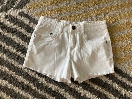 Biele kraťase yfk, 146