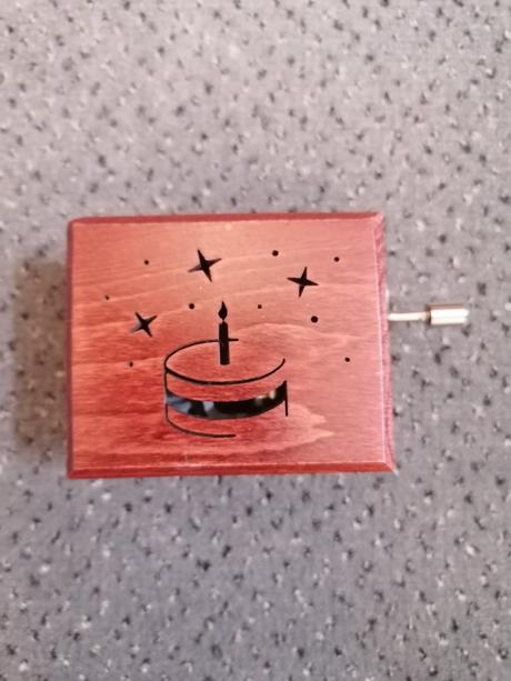 Hracia skrinka s melódiou na oslavu, 