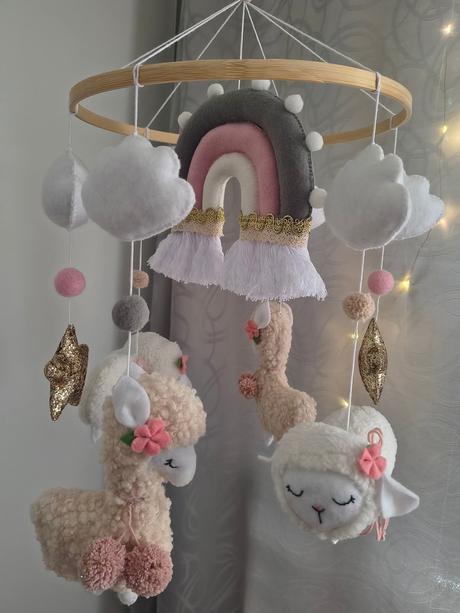 Kolotoč nad postieľku,