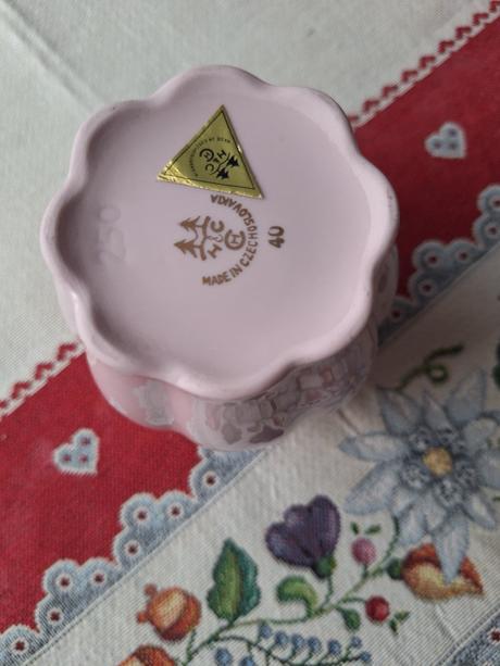 Hrnčeky z ružového porcelánu, 