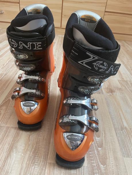 Lyžiarky, atomic,37