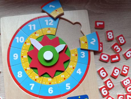 Drevené hodiny playtive,