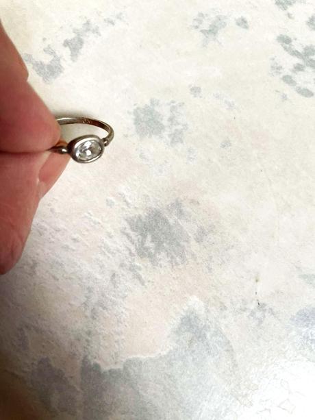 Jemný strieborný prsteň,