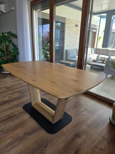 Rozkladací stôl + 5 sivých a 1 ružová stolička, 