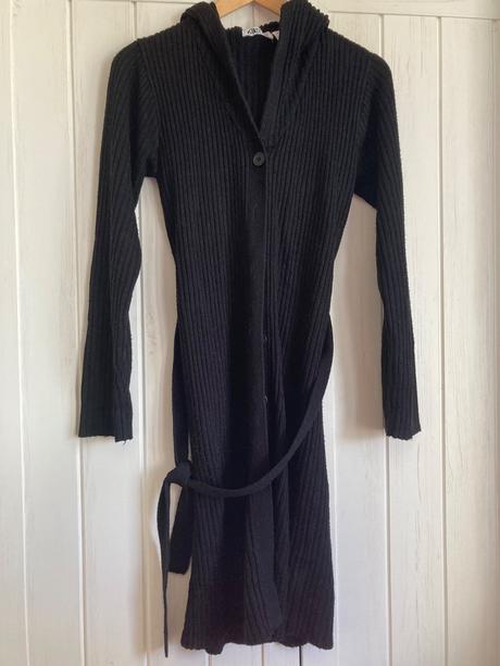 Čierny dlhý sveter s kapucňou, s