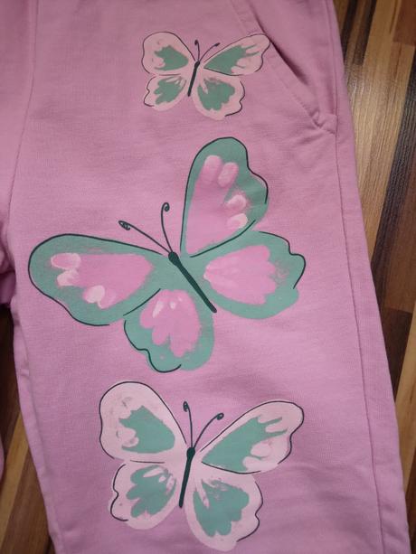 Tepláky s motýľom, 128