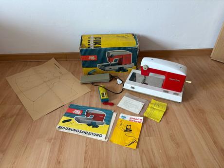 Starý retro detský šijací stroj - piko, 