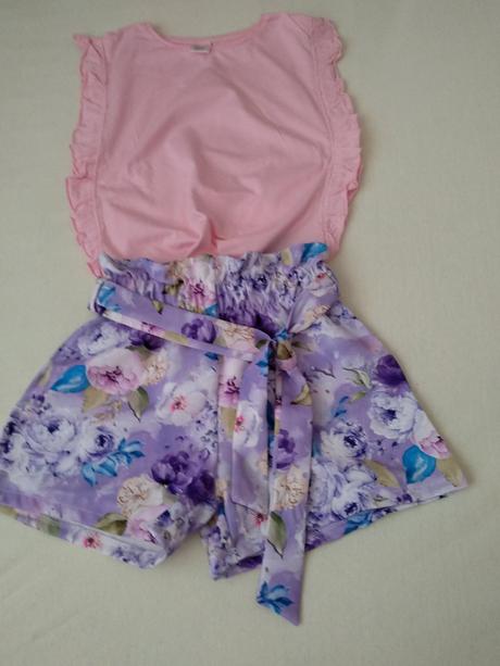 Kvalitné kvietkové kraťasy veľkosť 134, 134