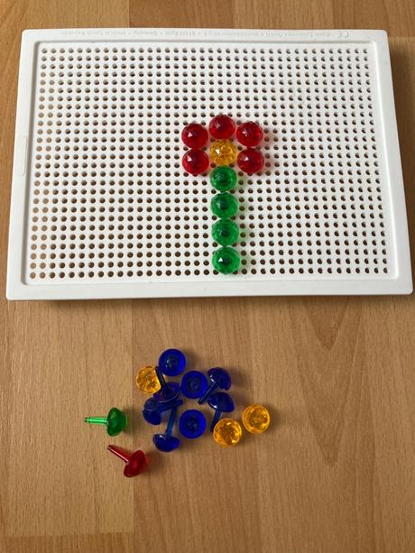 Skladacia plastová doska s kolíkmi,